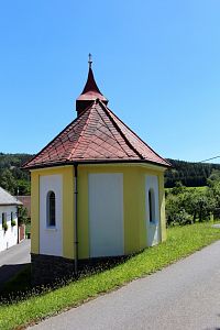 Ujčín, západní strana kaple