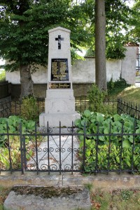 Pomník padlým před kostelem