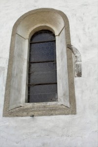 Okno na severní stěně kostela