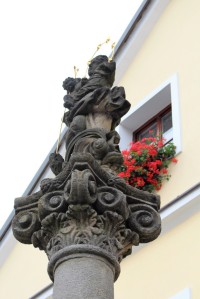 Vrchol barokního sloupu na Malém náměstí