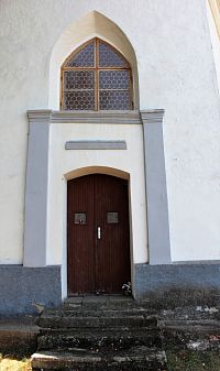 Vchod do kaple Nejsvětější Trojice