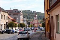 Radnice, pohled Plzeňskou ulicí