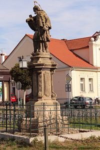 Radnice, socha sv. Jana z Nepomuku na náměstí Kašpara Šternberka