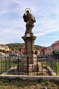 Radnice, socha sv. Jana z Nepomuku na náměstí