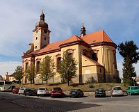 Radnice, dolní strana náměstí a kostel sv. Václava