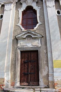 Radnice, vchod do kaple na Kalvarii
