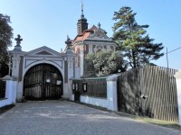 Hlavní vstupní brána a kaple