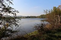 Pohled na rybník ze severního břehu