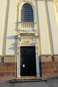 Vchod do kostela Nanebevzetí Panny Marie