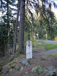 Křížek u cesty na Milec