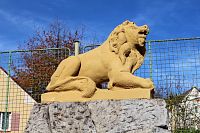 Žichovice, socha lva na pomníku