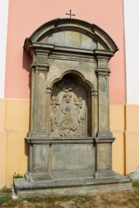 Bžezno, náhrobek ve stěně kostela