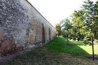 Zeď na severní straně zámku
