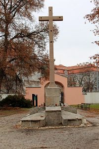 Kříž ve středu hřbitova