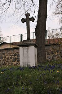 Chotýšany, kříž nedaleko pomníku