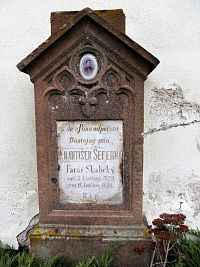 Rovná, náhrobek u stěny kostela