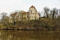 Pohled na klášter přes řeku