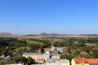 Pohled z věže na České Středohoří