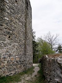 Stezka kolem věže