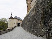 Cesta k bráně hradu
