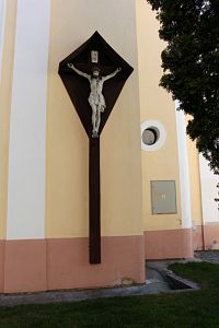 Kříž na severní stěně kostela