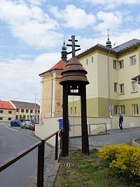 Zvonička při cestě ke kostelu