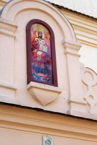 Obraz nad vchodem kostela
