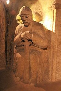 Socha rytíře s mečem v jeskyni