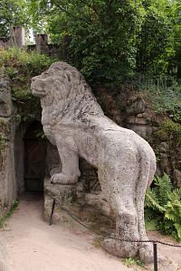 Lev před vchodem do jeskyně