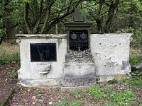 Náhrobky v dolní části hřbitova