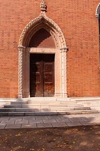 Vchod na jižní straně kostela