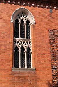 Okno na jižní straně kostela
