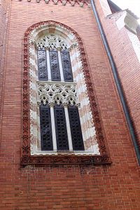Okno na severní straně kostela