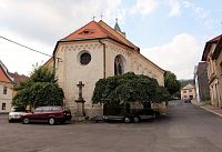 Hrob, kříž a presbytář kostela sv. Barbory