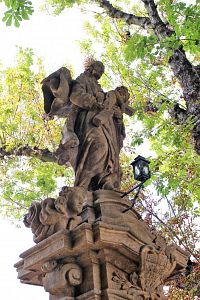 Hrob, socha sv. Josefa.