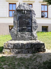 Mladá Vožice, pomník obětem 2. světové války před školou