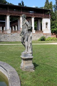 Lysice, socha v zámecké zahradě