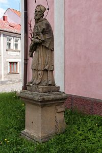 Sv. Jan z Nepomuku před kostelem