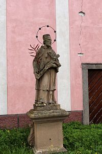 Socha sv. Jana z Nepomuku před kostelem