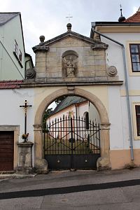 Český Dub, vstupní brána u kostela