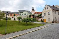Český Dub, pohled z ulice nad parkovištěm