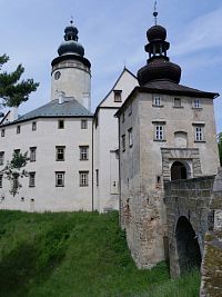 Druhá brána a západní strana zámku