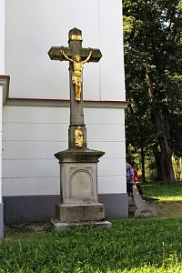 Kamenný kříž před kaplí