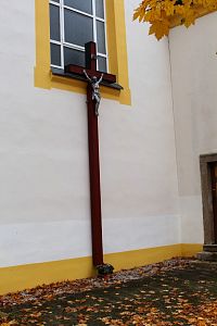 Kříž při jižní straně kostela
