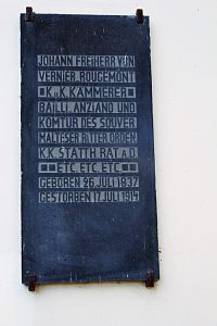 Deska na stěně presbytáře