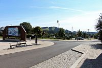 Pohled z náměstí na horu Plešivec