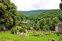 Pohled ze hřbitova na obec