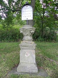 Pomník u paloučku s nápisem