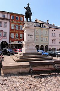 Krakonošovo náměstí, socha císaře Josefa II.