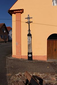 Kříž před kaplí